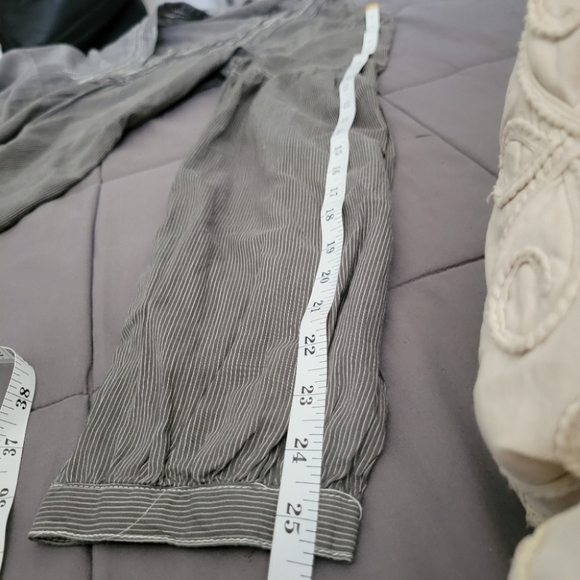 Converse | Gray Pinstripe Boho Peasant Top (SIZE M) - Picture 9 of 9